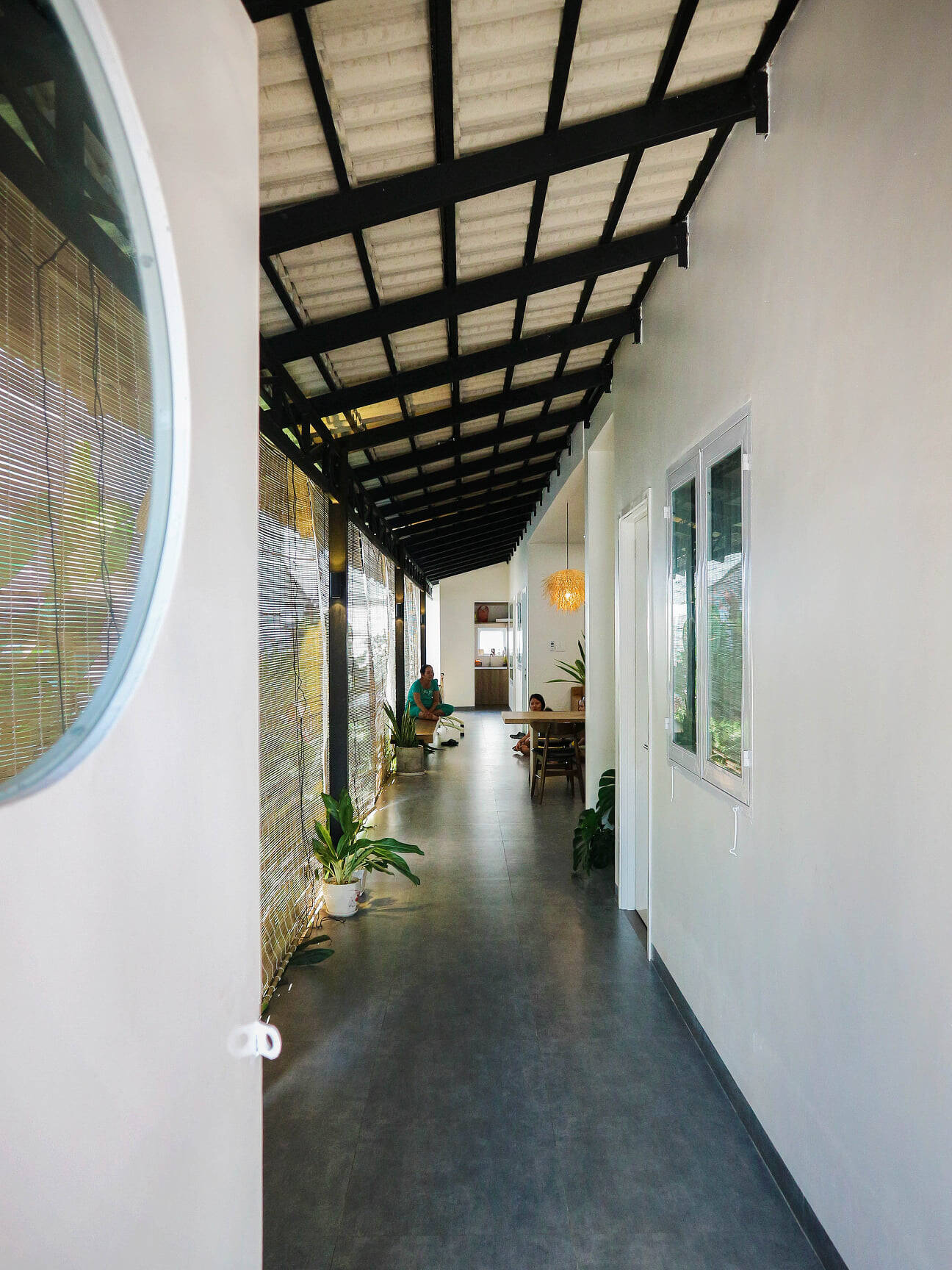 Nhà 7,5x30 ở ngoại ô Tây Ninh, thiết kế mở và “ít cửa” để luôn thoáng đãng, gần  gũi với thiên nhiên