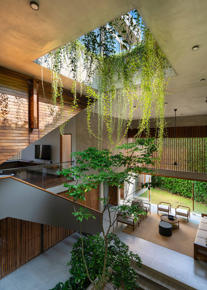 Nhà 3 tầng thiết kế gần gũi với thiên nhiên khiến gia chủ hài lòng hơn cả  mong đợi